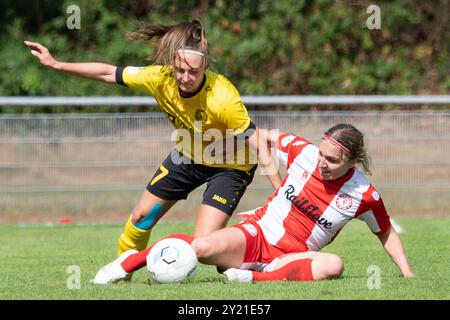 Colonia, Germania. 8 settembre 2024. Colonia, Germania, 8 settembre 2024: Sara Hofmann (17 SV 67 Weinberg) e Svenja Streller (16 fortuna Köln) combattono per il pallone durante la partita di Pokal DFB tra fortuna Köln e SV 67 Weinberg al BZA Chorweiler di Merianstraße a Colonia, Germania. QIANRU (Qianru Zhang/SPP) credito: SPP Sport Press Photo. /Alamy Live News Foto Stock