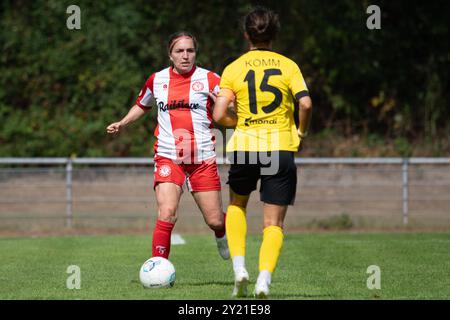 Colonia, Germania. 8 settembre 2024. Colonia, Germania, 8 settembre 2024: Svenja Streller (16 fortuna Köln) e Annika Kömm (15 SV 67 Weinberg) in azione durante la partita di Pokal DFB tra fortuna Köln e SV 67 Weinberg al BZA Chorweiler di Merianstraße a Colonia, Germania. QIANRU (Qianru Zhang/SPP) credito: SPP Sport Press Photo. /Alamy Live News Foto Stock