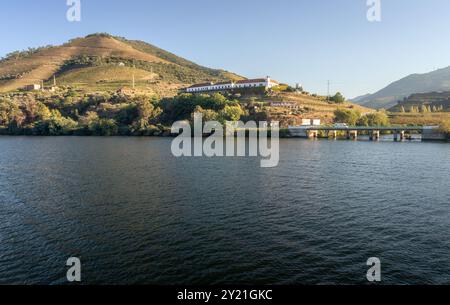 Foce del Tedo, fiume Douro, Portogallo - 5 ottobre 2023: Veduta di una tipica fattoria nella regione del Douro e la foce del fiume Tedo da una barca Foto Stock