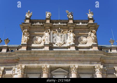 Dettagliata facciata barocca di un palazzo sotto un cielo azzurro, castello reale la Granja, palazzo, Palacio Real de la Granja de San Ildefonso, San Ildef Foto Stock