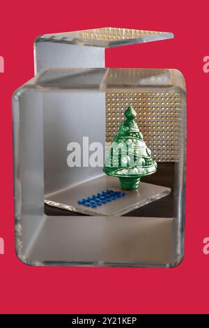 La moderna visualizzazione angolare di un albero di Natale è incorniciata da spazi geometrici in rosso, blu, grigio, verde, oro. Vedere spazio di testo per la scheda. Foto Stock