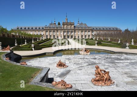 Magnifico palazzo con fontane, statue e giardini ben curati sotto un cielo blu, il Castello reale la Granja, il Palazzo, il Palacio Real de la Granja de San il Foto Stock