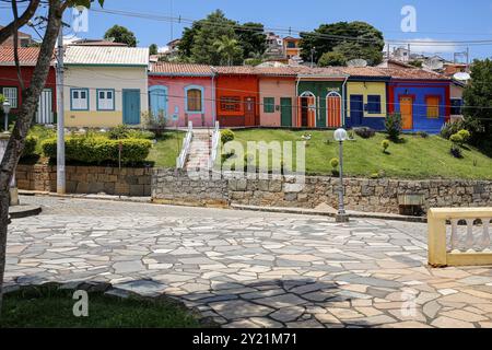 Fila di case colorate e spazi verdi con cielo blu nella città storica di Sao Luiz do Paraitinga, Brasile, Sud America Foto Stock