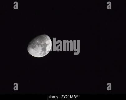 Ondeggiare la luna gibbosa con spazio a destra per testo o copia Foto Stock