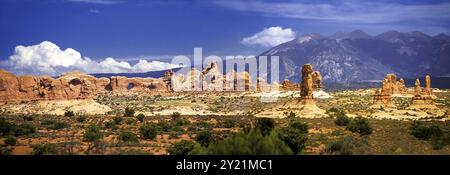 Panorama nell'Arches National Park nello Utah USA con vista sulla sezione Window. Le montagne la Sal possono essere viste sullo sfondo Foto Stock