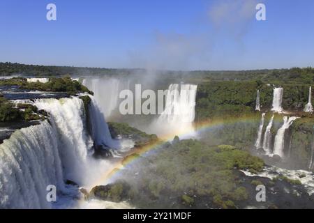 Cascate di Iguazu con arcobaleno su una giornata di sole. La cascata più grande sulla terra Foto Stock