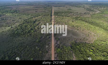Veduta aerea della strada sterrata Transpantaneira che attraversa le North Pantanal Wetlands, Mato grosso, Brasile, Sud America Foto Stock