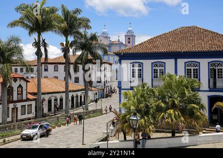 Ammira le case tradizionali e le strade fiancheggiate da palme nel centro storico di Diamantina in una giornata di sole, Minas Gerais, Brasile e Sud America Foto Stock