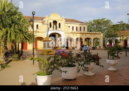 Vista del Parque De la Inmaculada Concepcion (il Parco dell'Immacolata Concezione) al sole, della storica città di Santa Cruz de Mompox e del fiume alla luce del sole, col Foto Stock