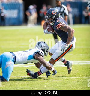 Chicago, Illinois, Stati Uniti. 8 settembre 2024. DJ Moore, secondo dei Chicago Bears, viene placcato dai Tennessee Titans n. 21 Roger McCreary durante la partita a Chicago, Illinois. Mike Wulf/CSM/Alamy Live News Foto Stock