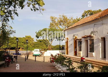 Vista di una piazza ombreggiata con edifici storici al sole, alberi sullo sfondo, Santa Cruz de Mompox, Colombia, Patrimonio dell'Umanità, Sud America Foto Stock