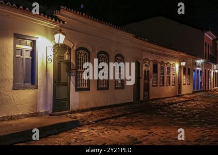 Suggestiva vista notturna delle strade illuminate e degli edifici nel centro storico di Paraty, Brasile, patrimonio dell'umanità dell'UNESCO, Sud America Foto Stock