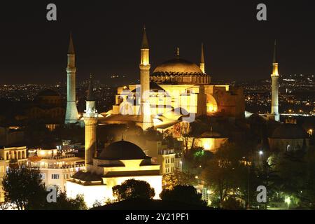 Illuminata da Hagia Sophia in Istanbul di Notte Foto Stock