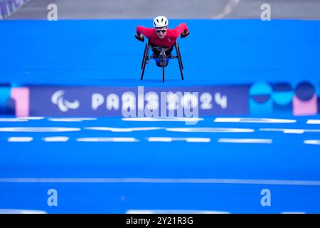 Parigi, Francia. 8 settembre 2024. Catherine Debrunner (sui) Atletica : Maratona femminile T54 a Invalides durante i Giochi Paralimpici di Parigi 2024 a Parigi, Francia . Crediti: SportsPressJP/AFLO/Alamy Live News Foto Stock