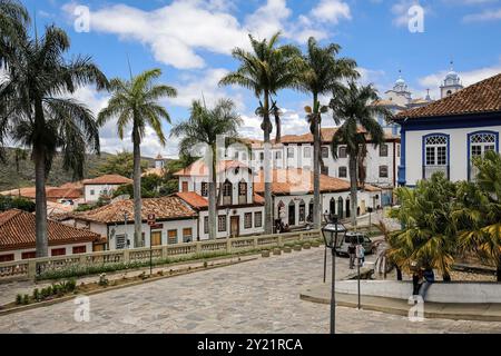 Ammira le case tradizionali e le strade fiancheggiate da palme nel centro storico di Diamantina in una giornata di sole, Minas Gerais, Brasile e Sud America Foto Stock