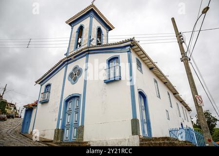 Vista ad angolo basso di un'antica chiesa coloniale in bianco e blu, Diamantina, Minas Gerais, Brasile, Sud America Foto Stock