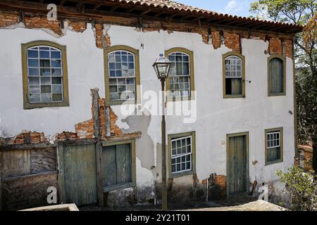 Edificio storico in rovina con mattoni rossi visibili, Diamantina, Minas Gerais, Brasile, Sud America Foto Stock