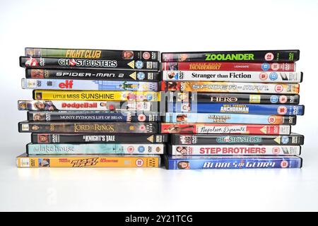 Raccolta DVD impilata – Galles, Regno Unito – 3 settembre 2024 Foto Stock