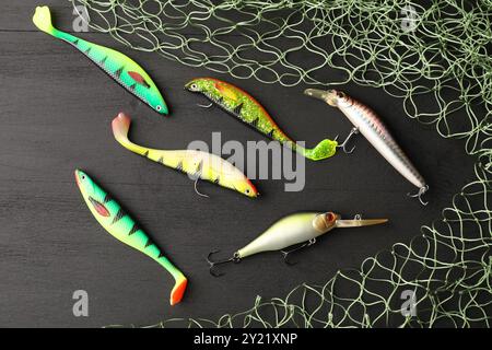 Attrezzi da pesca e rete su tavola di legno grigia, piatto Foto Stock