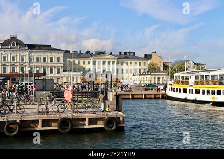 Porto di Helsinki con Palazzo Presidenziale sulla piazza del mercato, Kauppatori, Helsinki, Finlandia Foto Stock