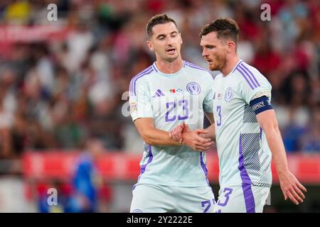 LISBONA, PORTOGALLO - 8 SETTEMBRE: La Scozia Kenny McLean stringe la mano a Andy Robertson durante la partita di campionato A A del gruppo A1 della UEFA Nations League 2024/25 tra Portogallo e Scozia all'Estadio do SL Benfica l'8 settembre 2024 a Lisbona, Portogallo. (Foto di Rene Nijhuis) credito: René Nijhuis/Alamy Live News Foto Stock