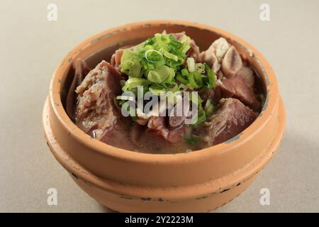 Galbitang, zuppa coreana di costolette in una pentola calda. Primo piano Foto Stock