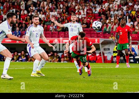 LISBONA, PORTOGALLO - 8 SETTEMBRE: Anthony Ralston della Scozia, Ryan Christie della Scozia, Diogo Jota del Portogallo dirige la palla durante la partita del gruppo A1 della UEFA Nations League 2024/25 di Lega A tra Portogallo e Scozia all'Estadio do SL Benfica l'8 settembre 2024 a Lisbona, Portogallo. (Foto di Rene Nijhuis) credito: René Nijhuis/Alamy Live News Foto Stock