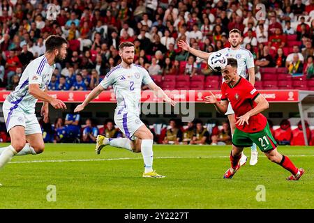 LISBONA, PORTOGALLO - 8 SETTEMBRE: Anthony Ralston della Scozia, Ryan Christie della Scozia, Diogo Jota del Portogallo dirige la palla durante la partita del gruppo A1 della UEFA Nations League 2024/25 di Lega A tra Portogallo e Scozia all'Estadio do SL Benfica l'8 settembre 2024 a Lisbona, Portogallo. (Foto di Rene Nijhuis) credito: René Nijhuis/Alamy Live News Foto Stock