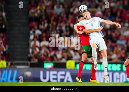 LISBONA, PORTOGALLO - 8 SETTEMBRE: Antonio Silva del Portogallo, Scott McTominay della Scozia durante la partita del gruppo A1 della UEFA Nations League 2024/25 di Lega A tra Portogallo e Scozia all'Estadio do SL Benfica l'8 settembre 2024 a Lisbona, Portogallo. (Foto di Rene Nijhuis) credito: René Nijhuis/Alamy Live News Foto Stock