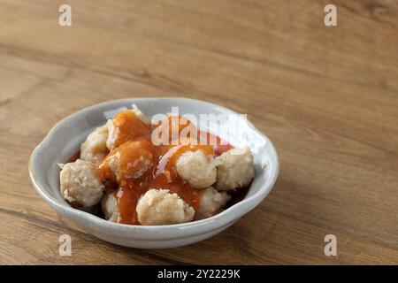 Bakso Pentol solo servito con piccante, acido e salsa dolce. Polpetta Street Food a base di amido e pollo. Foto Stock