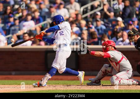 Queens, New York, Stati Uniti. 8 settembre 2024. L'interbase dei New York Mets FRANCISCO LINDOR (12) oscilla al pallone durante la partita tra i New York Mets e i Cincinnati Reds al Citi Field l'8 settembre 2024, a Queens, N.Y. (Credit Image: © Scott Rausenberger/ZUMA Press Wire) SOLO PER USO EDITORIALE! Non per USO commerciale! Crediti: ZUMA Press, Inc./Alamy Live News Foto Stock