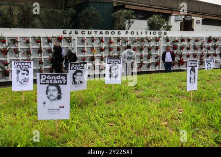 Santiago, Cile. 8 settembre 2024. I partecipanti lasciano rose rosse presso le tombe dei politici giustiziati al Cimitero generale di Santiago durante il pellegrinaggio per commemorare il 51° anniversario del colpo di Stato del 1973. Pellegrinaggio in commemorazione del 51° anniversario del colpo di Stato del 1973, Cile. La marcia si svolse lungo le strade principali di Santiago fino al cimitero generale in memoria dei detenuti, scomparsi e giustiziati politicamente durante la dittatura di Augusto Pinochet Ugarte. Credito: SOPA Images Limited/Alamy Live News Foto Stock