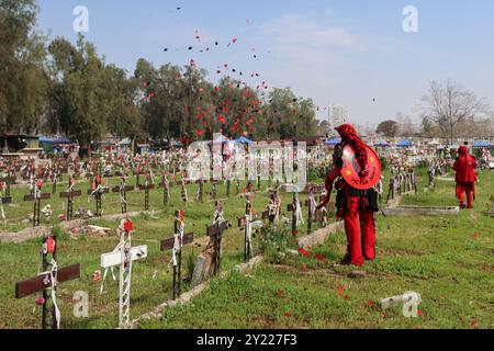 Santiago, Cile. 8 settembre 2024. Patio del sito commemorativo 29 del cimitero generale, visto durante il pellegrinaggio per commemorare il 51° anniversario del colpo di stato del 1973. Pellegrinaggio in commemorazione del 51° anniversario del colpo di Stato del 1973, Cile. La marcia si svolse lungo le strade principali di Santiago fino al cimitero generale in memoria dei detenuti, scomparsi e giustiziati politicamente durante la dittatura di Augusto Pinochet Ugarte. (Foto di Cristobal Basaure Araya/SOPA Images/Sipa USA) credito: SIPA USA/Alamy Live News Foto Stock