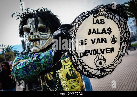 Santiago, Cile. 8 settembre 2024. Un intervento si svolge durante il pellegrinaggio commemorativo del 51° anniversario del colpo di Stato del 1973. Pellegrinaggio in commemorazione del 51° anniversario del colpo di Stato del 1973, Cile. La marcia si svolse lungo le strade principali di Santiago fino al cimitero generale in memoria dei detenuti, scomparsi e giustiziati politicamente durante la dittatura di Augusto Pinochet Ugarte. (Foto di Cristobal Basaure Araya/SOPA Images/Sipa USA) credito: SIPA USA/Alamy Live News Foto Stock