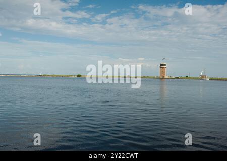 Il Demens Landing Park si dirige verso il molo, il piccolo aeroporto e la baia di Tampa. Elicottero che sorvola la torre. A St. Petersburg, FL. Rocce sullo sfondo piccole Foto Stock