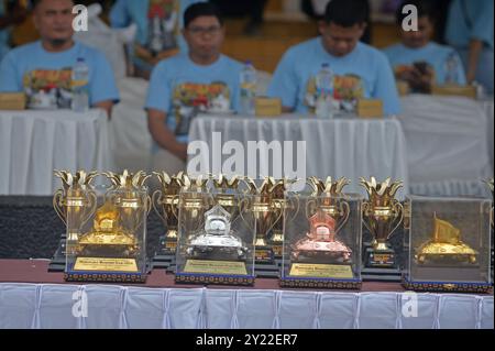 Yogyakarta, Yogyakarta, INDONESIA. 8 settembre 2024. Le gabbie degli uccelli sono allineate su pali durante la gara di canto degli uccelli Dekukur (Spilopelia chinensis) che è stata partecipata da 160 appassionati di uccelli al campo Alun Alun Kidul, Yogyakarta, l'8 settembre 2024. Crediti: ZUMA Press, Inc./Alamy Live News Foto Stock