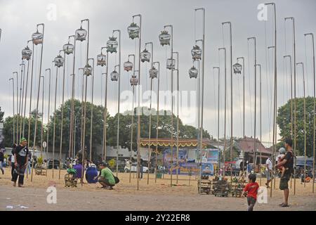 Yogyakarta, Yogyakarta, INDONESIA. 8 settembre 2024. Le gabbie degli uccelli sono allineate su pali durante la gara di canto degli uccelli Dekukur (Spilopelia chinensis) che è stata partecipata da 160 appassionati di uccelli al campo Alun Alun Kidul, Yogyakarta, l'8 settembre 2024. Crediti: ZUMA Press, Inc./Alamy Live News Foto Stock