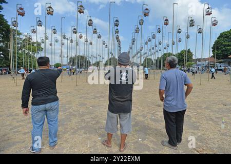 Yogyakarta, Yogyakarta, INDONESIA. 8 settembre 2024. Le gabbie degli uccelli sono allineate su pali durante la gara di canto degli uccelli Dekukur (Spilopelia chinensis) che è stata partecipata da 160 appassionati di uccelli al campo Alun Alun Kidul, Yogyakarta, l'8 settembre 2024. Crediti: ZUMA Press, Inc./Alamy Live News Foto Stock