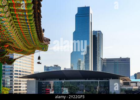 Tetto colorato del Tempio di Bongeunsa e dei grattacieli a Seoul Foto Stock