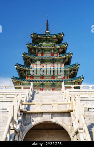 Splendida torre del Museo Nazionale Folcloristico della Corea, Seoul Foto Stock