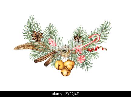 Ramo di abete con aghi e coni verdi, bacche rosse, cannella, caramelle al caramello, piume e acquerello di campane. Piante forestali per l'inverno e. Foto Stock