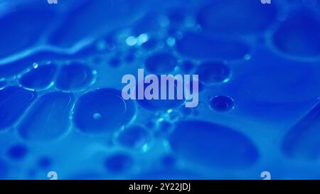 Liquido per bolle d'aria. Goccia d'inchiostro. Vernice a olio. Shampoo blu sfocato emulsione di gel liquido sapone schiumoso texture bagnata sfocatura movimento sfondo astratto. Foto Stock
