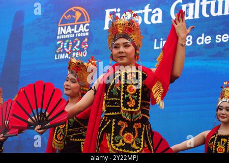 Lima, Perù. 8 settembre 2024. "Tari Jejer Banyuwangi", una danza tradizionale di Banyuwangi eseguita al Festival culturale Indonesiano di Lima come preambolo al forum commerciale INA - LAC 2024. Questo evento, che coincide con il Vertice APEC, mira a rafforzare i legami commerciali e culturali tra Perù e Indonesia nel quadro dei negoziati per un accordo di libero scambio (ALS) tra i due paesi. Credito: Fotoholica Press Agency/Alamy Live News Foto Stock