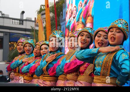 Lima, Perù. 8 settembre 2024. Acehnese, danza indonesiana "Tari Ratoeh Jaroe", eseguita al Festival culturale indonesiano di Lima come preambolo del forum commerciale INA - LAC 2024. Questo evento, che coincide con il Vertice APEC, mira a rafforzare i legami commerciali e culturali tra Perù e Indonesia nel quadro dei negoziati per un accordo di libero scambio (ALS) tra i due paesi. Credito: Fotoholica Press Agency/Alamy Live News Foto Stock