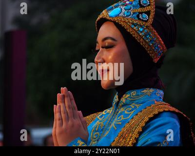 Lima, Perù. 8 settembre 2024. Acehnese, danza indonesiana "Tari Ratoeh Jaroe", eseguita al Festival culturale indonesiano di Lima come preambolo del forum commerciale INA - LAC 2024. Questo evento, che coincide con il Vertice APEC, mira a rafforzare i legami commerciali e culturali tra Perù e Indonesia nel quadro dei negoziati per un accordo di libero scambio (ALS) tra i due paesi. Credito: Fotoholica Press Agency/Alamy Live News Foto Stock