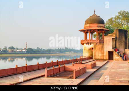 Splendida vista del fiume Yamuna e del padiglione tradizionale, India Foto Stock