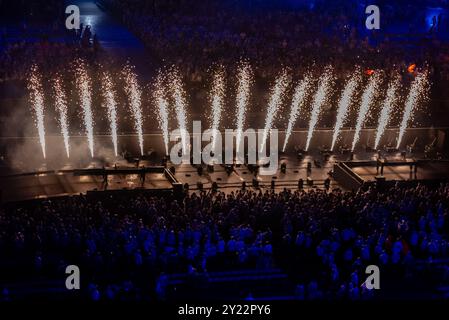Parigi, Francia. 8 settembre 2024. Fuochi d'artificio allo Stade de France durante la cerimonia di chiusura dei Giochi Paralimpici di Parigi 2024. Crediti: Fabienne Koch/Alamy Live News Foto Stock
