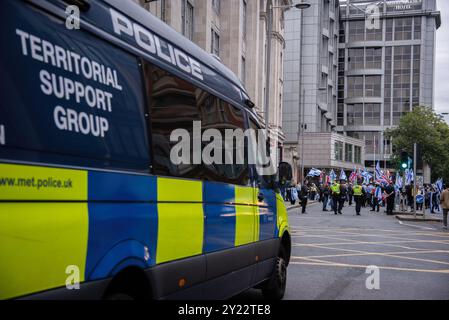 Londra, Regno Unito. 7 settembre 2024. Un furgone della polizia visto durante la dimostrazione pro-Israele nel centro di Londra. Gli attivisti pro-Israele tennero una dimostrazione contro la marcia pro-Palestina verso l'ambasciata israeliana. Credito: SOPA Images Limited/Alamy Live News Foto Stock