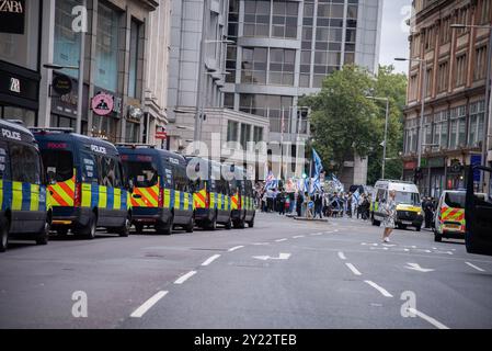 Londra, Regno Unito. 7 settembre 2024. Furgoni della polizia visti durante la dimostrazione pro-Israele nel centro di Londra. Gli attivisti pro-Israele tennero una dimostrazione contro la marcia pro-Palestina verso l'ambasciata israeliana. Credito: SOPA Images Limited/Alamy Live News Foto Stock