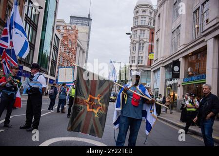 Londra, Regno Unito. 7 settembre 2024. Un attivista detiene una grande bandiera durante la dimostrazione pro-Israele nel centro di Londra. Gli attivisti pro-Israele tennero una dimostrazione contro la marcia pro-Palestina verso l'ambasciata israeliana. Credito: SOPA Images Limited/Alamy Live News Foto Stock